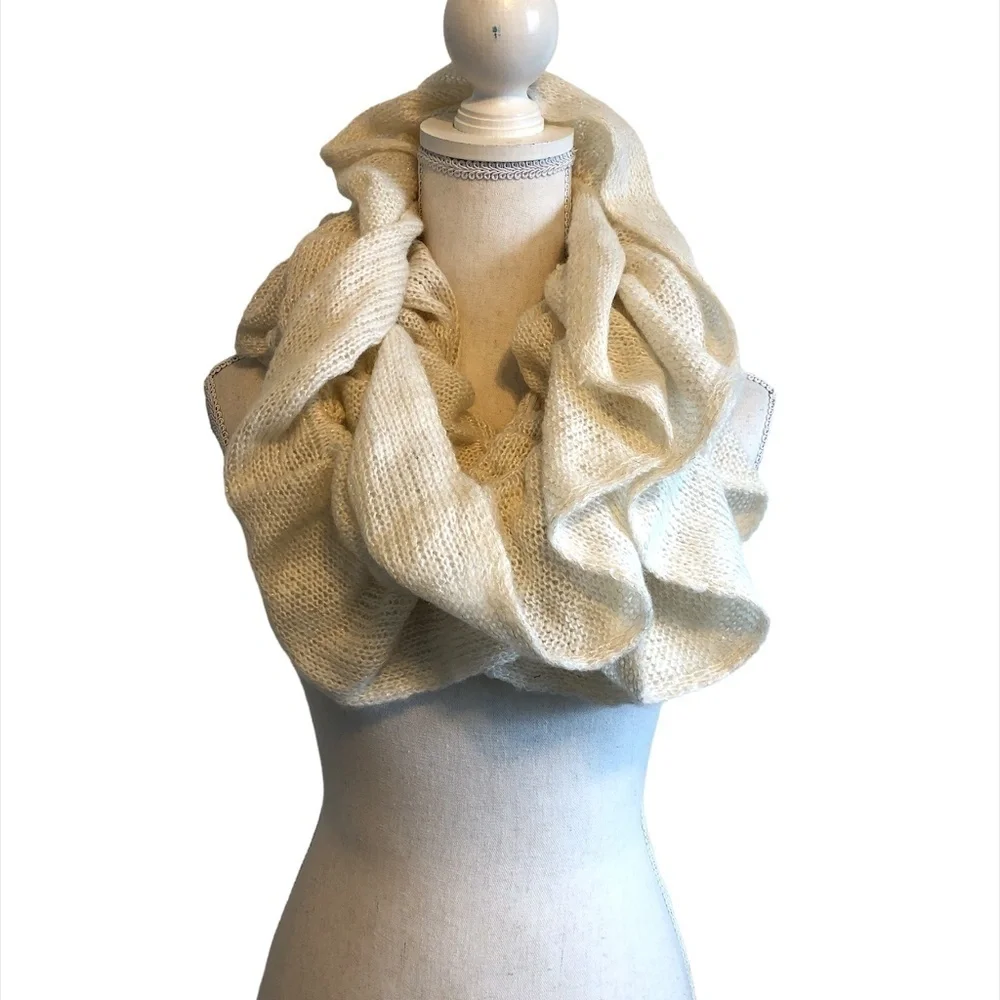NWT CALVIN KLEIN Infinity Scarf Women's O/S Off White/Gold Ruffled Elastic